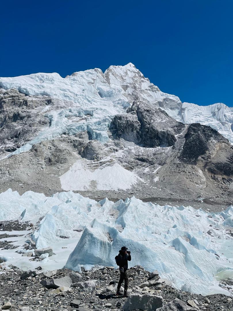 How many camps are on Mount Everest?